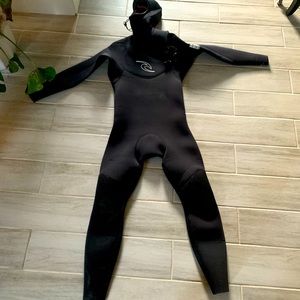 Rip curl dawn patrol wet suit with hood.